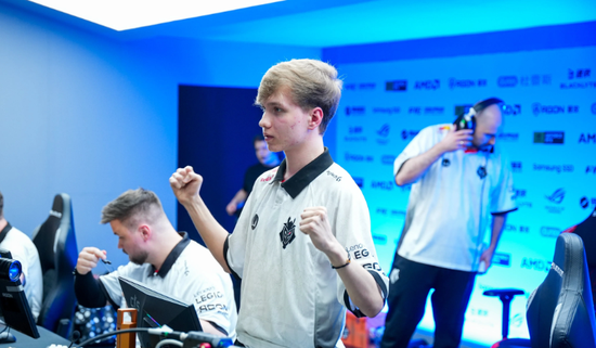 S13决赛主持人裴惠智分享决赛日与T1中野合照及赛后感言