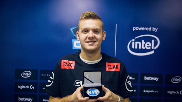 T1 击败 Invictus Gaming 晋级 2025 年全球总决赛小组赛